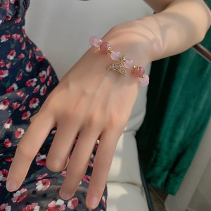Bracelet de perles et pendentif doré