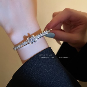 Bracelet à boucle incrusté de cristal