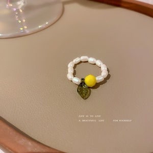 Bague de perles à motif fruité et fleuri