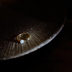 anneau ouvert orné de perles