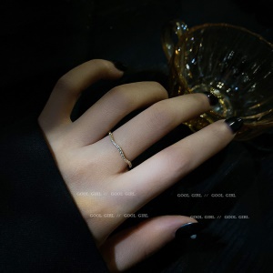 Bague ondulé sertie et design bambou