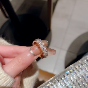 Bague carrée sertie de cristaux