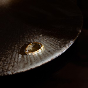 anneau ouvert orné de perles