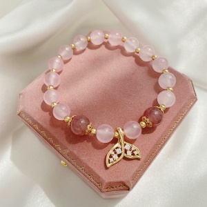 Bracelet de perles et pendentif doré