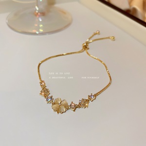 Bracelet floral serti de cristaux de pierre
