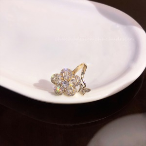 Bague carrée dore sertie cristaux