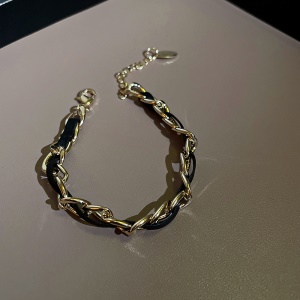Bracelet en cuir et maille acier
