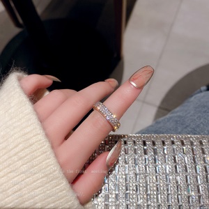 Bague carrée sertie de cristaux