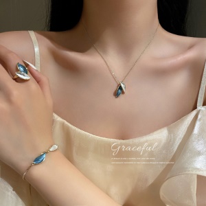 Parure bracelet-collier-boucle d'oreille-bague