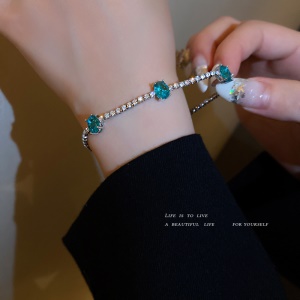 Bracelet en cristal serti