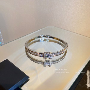 Bracelet à boucle incrusté de cristal