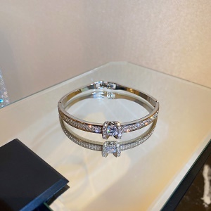 Bracelet à boucle incrusté de cristal