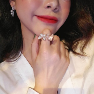 Bague incrustée de diamants artificiels
