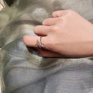 Bague incrustée de diamants artificiels