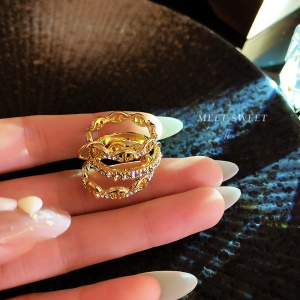 Bague incrustée de diamant  artificiels