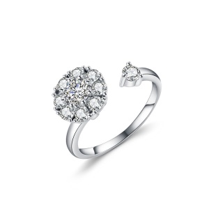 Bague incrustée de diamant artificiel