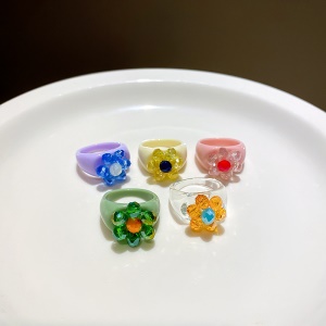 Bague acrylique en forme de fleur multicolor