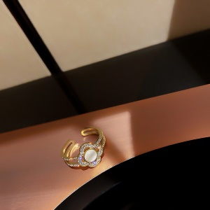 Bague incrustée de diamant  artificiels