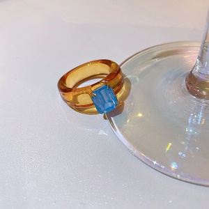 Bague incrustée de diamants artificiels
