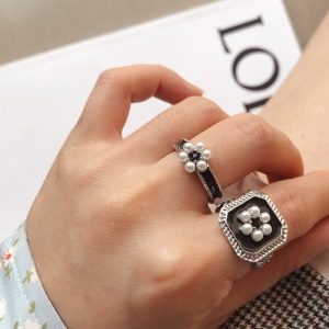 Bague ouverte et réglable avec perles