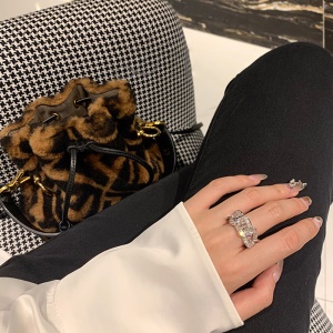 bague simple et ouverte en zircon