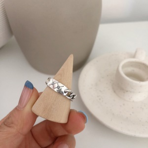 Bague avec ouverture en forme de chaîne