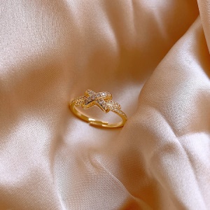 Bague incrustée de diamants artificiels