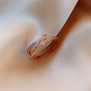 Bague  incrustée de diamants artificiels