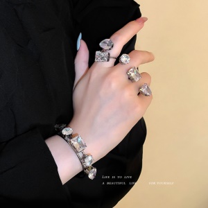 Bijoux incrustés de diamants artificiels