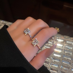 Bague incrustée de diamant  artificiels