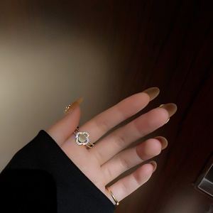 Bague incrustée de diamant  artificiels