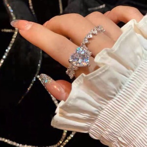 Bague diamant incrusté avec décoration en forme de coeur