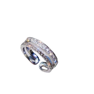 Bague incrustée de diamants artificiels