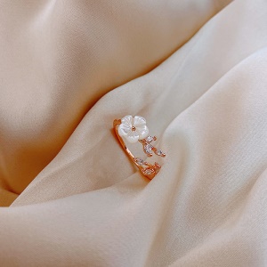 Bague ouvert avec design de fleur
