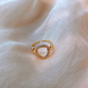 Bague en or plaqué incrustée de diamants artificiels