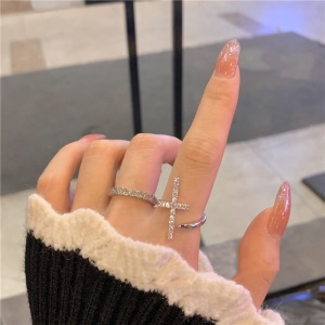 Bague à la mode diamants incrustés avec conception en croix