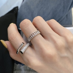 Bague incrustée de diamants artificiels