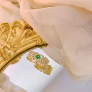 Bague ajustable incrustée de diamants