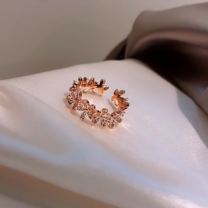 Bague incrustée de diamants artificiels