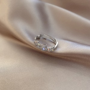Bague  incrustée de diamants artificiels