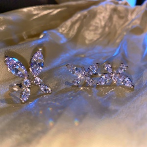 Bague à motif papillon incrustée de diamants artificiels