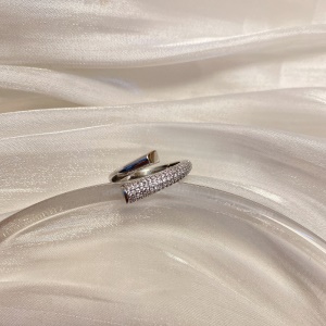 Bague incrustée de diamants artificiels