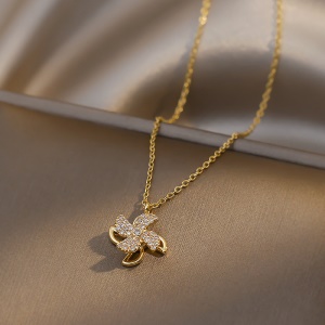 Accessoires decoratifs pour femme (bague et collier)