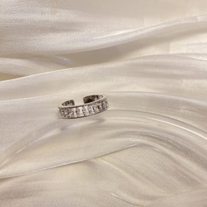 Bague incrustée de diamants artificiels