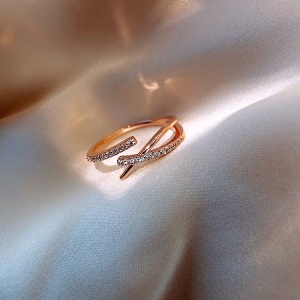 Bague  incrustée de diamants artificiels