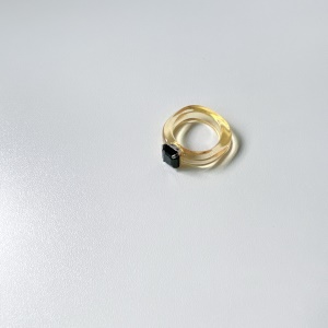 Bague incrustée de diamants artificiels