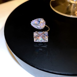 Bijoux incrustés de diamants artificiels