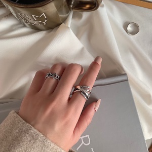 Bague vintage avec design stylé pour femme