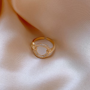 Bague en or plaqué incrustée de diamants artificiels