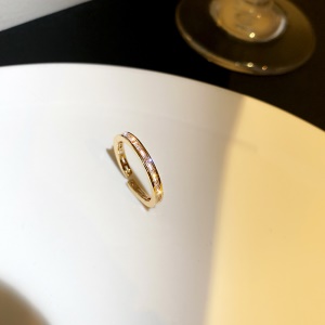 Bague  incrustée de diamants artificiels